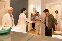 Ein ungl&uuml;cklicher Fehler sorgt f&uuml;r einige Probleme in ihrer Klinik. K&ouml;nnen Volker (Christop M. Ohrt, l.) und Kathrin Niebling (Bettina Zimmermann, 2.v.l.) und den aufgew&uuml;hlten werdenden Vater Steve (Arnel Taci, 2.v.r.) beruhigen k&ouml;nnen?