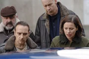 Der Gangster Udo Hesse hat den Mann und den Sohn von Margit Goltz (Jule Ronstedt) in seine Gewalt gebracht. Semir (Erdogan Atalay, vorne), Herzberger (Dietmar Huhn, hi.li.) und Bonrath (Gottfried Vollmer) verfolgen die dramatischen Vorkommnisse per Funk.