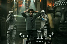 Kaum wird sein gr&ouml;&szlig;ter Traum wahr, da ger&auml;t Douglas Quaid (Colin Farrell, M.) auch schon ins Visier skrupelloser Kr&auml;fte, die alles versuchen, um ihn ins Jenseits zu bef&ouml;rdern ...