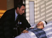 Reinhard Peters (Stefan Schwarz, r.) ist nach einer Explosion auf seinem Boot verletzt ins Krankenhaus eingeliefert worden. Seine Frau beschuldigt ihn, den Unfall absichtlich herbeigef&uuml;hrt zu haben. Staatsanwalt Lotze (Henry van Lyck) befragt ihn danach.