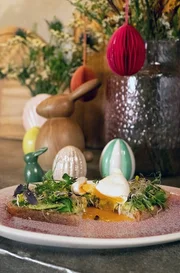 Eine Avocadostulle mit pochiertem Ei &ndash; perfekt f&uuml;r den Osterbrunch