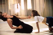 W&auml;hrend der heimlichen Proben f&uuml;r den Abschlusstanz kommen sich Johnny Castle (Patrick Swayze, l.) und Frances "Baby" Houseman (Jennifer Grey, r.) immer n&auml;her ...
