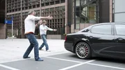 Jeremy Clarkson (l.) und James May besprechen den Maserati Quattroporte auf dem Finsbury Square.