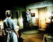 Jason Walton (Jon Walmsley, r.) zeigt seiner Mutter Olivia (Michael Learned, l.) die &Uuml;berraschung f&uuml;r seine Gro&szlig;mutter ...