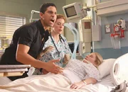 Aufruhr am Krankenbett: Adam Rodr&iacute;guez als CSI-Ermittler Eric Delko (l.) (Copyright SRF)