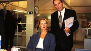Die beiden Staatsanw&auml;lte Charlotte Glaser (Britta Schmeling) und Gerhart Lotze (Henry van Lyck) beraten sich in ihrem aktuellen Fall.