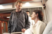 Die K&uuml;nstlerin Afsoun ( Shohreh Aghdashloo, r.) will die &Uuml;berlegungen, die House (Hugh Laurie, l.) anstellt, um sie zu diagnostizieren, dokumentieren ...