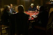 L-R: Nachdem das Team einen neuen Fall untersucht hat, wartet ein M&auml;nner-Pokerabend auf einen Teil davon: Bill Withers (Bill Withers), Smokey (Derron "Smokey" Edington), Joe Walsh (Joe Walsh), Ron Coleman (Ron Coleman), Rossi (Joe Mantegna) und Willie J. Williams (Willie J. Williams)