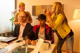 Wie werden die Akademiker Julia (Mira Bartuschek, l.)) und Knut (Marc Ben Puch, 2.v.l.) aber auch die Geringverdiener Steve (Arnel Taci, 2.v.r.) und Jessi (Lara Mandoki, r.) reagieren, wenn sie erfahren, dass bei ihnen die Embryonen vertauscht wurden?