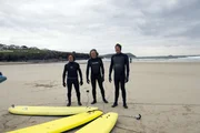 V.l.: Richard Hammond, James May und Jeremy Clarkson in Neoprenanz&uuml;gen kurz davor, zu surfen.