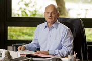 G&uuml;nther Rose (Ulrich Gebauer) ist der Schuldirektor der Georg Schwerthoff Gesamtschule.