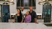 Egypt Sherrod, Mike Jackson, Sloan MacKarvich und Sara MacKarvich posing in the renovated kitchen as seen on Married to Real Estate