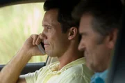 Sam Axe (Bruce Campbell, r.) ist ein ehemaliger CIA-Agent und Navy SEAL. Durch viele alte Kontakte ist er eine große Hilfe für Michael (Jeffrey Donovan) und zugleich sein bester Freund. Sam Axe (Bruce Campbell, r.) ist ein ehemaliger CIA-Agent und Navy SEAL. Durch viele alte Kontakte ist er eine große Hilfe für Michael (Jeffrey Donovan) und zugleich sein bester Freund.