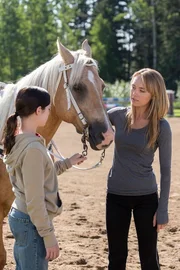 Georgie (Alisha Newton, l.); Amy (Amber Marshall, r.)