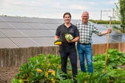 Der erste Energiegarten der Niederlande erzeugt Solarstrom und ist ein Naherholungsziel f&uuml;r Anwohner und Touristen. Chiel Mennen (li.) betreibt das zugeh&ouml;rige Restaurant und Theo van de Riet (re.) k&uuml;mmert sich um die Finanzen.