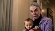 Kaum werden Gro&szlig;mutter Peggy Kendall (Marian Seldes) und ihr Enkel, Baby Kendall (Darsteller nicht zu ermitteln), zusammen gebracht, werden sie auch schon wieder getrennt.