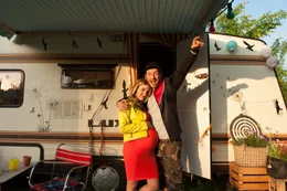 Arm aber gl&uuml;cklich: Jessi (Lara Mandoki, l.) und Steve (Arnel Taci, r.) f&uuml;hren ein mehr oder weniger geregeltes Leben, bis ein einschl&auml;giges Ereignis alles ver&auml;ndert ...