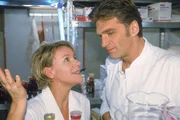 Nikola (Mariele Millowitsch) rät Dr. Schmidt (Walter Sittler), seinem Sohn persönlich zu sagen, dass er ihn als solchen anerkennt und dass er sich Zeit nehmen soll, ihn wirklich kennen zu lernen. Nikola (Mariele Millowitsch) rät Dr. Schmidt (Walter Sittler), seinem Sohn persönlich zu sagen, dass er ihn als solchen anerkennt und dass er sich Zeit nehmen soll, ihn wirklich kennen zu lernen.