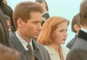 Mulder (David Duchovny, l.) und Scully (Gillian Anderson, r.) nehmen an der Beerdigung des ermordeten Alligator-Mannes teil.