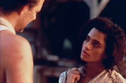Harry Angel (Mickey Rourke) besucht nochmals Epiphany (Lisa Bonet) und spricht sie auf die Voodoo-Rituale und die Morde an. Epiphany er&ouml;ffnet ihm schlie&szlig;lich, dass Favorite ihr Vater sei.