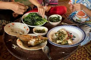 In Laos hat Bouagneun frisch gefangenen Fisch gegrillt und ihn mit Bananenbl&auml;ttern und Zitronengras angerichtet.