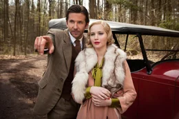 Frisch verheiratet ziehen Serena (Jennifer Lawrence, r.) und George Pemberton (Bradley Cooper, l.) Ende der 1920er Jahre in die Great Smoky Mountains in North Carolina. Ihr Traum ist es, dort ein Holzf&auml;ller-Imperium aufzubauen, was ihnen auch gelingt - f&uuml;r einen hohen Preis ...