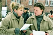 Ilse (Christiane Reiff, l.) und Melanie (Sigrid M. Schn&uuml;ckel) sind geschockt, als sie eine Vorladung zum Baumann-Prozess erhalten: Sie sind des Mordes angeklagt. Wer hat sie verraten?