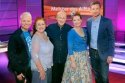ARD/SWR MEISTER DES ALLTAGS, "mit Florian Weber". Florian Weber stellt in seinem SWR Wissensquiz die Alltagstauglichkeit seiner prominenten Kandidaten auf die Probe. &bdquo;Meister des Alltags&ldquo; spendet seinen Gewinn einem guten Zweck. v.li. Guido Cantz, Alice Hoffmann, Bodo Bach, Enie van de Meiklokjes und Florian Weber.