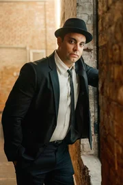 Der Mann posiert stehend