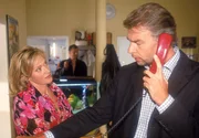 Der tägliche Kleinkrieg: Rita (Gaby Köster) ist ziemlich ungehalten, dass Horst (Frank Vockroth) permanent nur arbeitet und dabei seine Familie vernachlässigt. Der tägliche Kleinkrieg: Rita (Gaby Köster) ist ziemlich ungehalten, dass Horst (Frank Vockroth) permanent nur arbeitet und dabei seine Familie vernachlässigt.