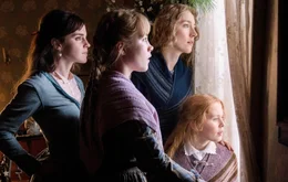 Nachdem ihr Nachbar, Mr. Laurence, sie ob einer noblen Essensspende seinerseits mit einem Festessen &uuml;berrascht hat, blicken die Schwestern March gespannt zu seinem Haus hin&uuml;ber. Von links: Meg (Emma Watson),  Amy (Florence Pugh), Jo (Saoirse Ronan) und Beth (Eliza Scanlen)
