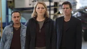 Die Autobahnkommissare (li. Erdogan Atalay, re. Rene Steinke) besuchen mit Petra (Martina Hill) eine Firma für Flugzeugersatzteile, in der Petra als Sekretärin gearbeitet hat und die eine Schlüsselrolle bei dem Anschlag haben muss. Doch aufgrund ihrer Amnesie kann sie sich nur an Bruchstücke erinnern... Die Autobahnkommissare (li. Erdogan Atalay, re. Rene Steinke) besuchen mit Petra (Martina Hill) eine Firma für Flugzeugersatzteile, in der Petra als Sekretärin gearbeitet hat und die eine Schlüsselrolle bei dem Anschlag haben muss. Doch aufgrund ihrer Amnesie kann sie sich nur an Bruchstücke erinnern...