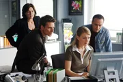 Der T&auml;ter meldet sich auf eine Internetanzeige. Semirs (Erdogan Atalay, re.) und Toms (Rene Steinke) Chefin Engelhardt (Charlotte Schwab) will zum Schein ein Treffen mit ihm vereinbaren. (2.v.re. Martina Hill als Petra Schubert)
