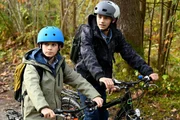 Fr&uuml;hling &ndash; Fl&uuml;sternde Geister Zwei Buben auf Fahrrad: Vico-Simone Magno als Sammy, Mika Ullritz als Milo