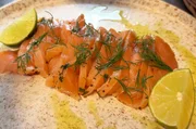 In den Gew&auml;ssern des Landes lebt ein Fisch, der in Scheiben serviert f&ouml;rmlich auf der Zunge zergeht und in Schweden besonders beliebt ist: Gravlax.