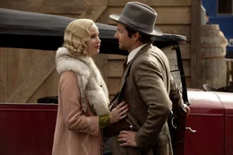 Als der Holzbaron George Pemberton (Bradley Cooper, r.) und die attraktive Serena (Jennifer Lawrence, l.) heiraten, scheint es, als w&uuml;rden all ihre W&uuml;nsche in Erf&uuml;llung gehen. Doch dann stellt sich heraus, dass die junge Frau keine Kinder bekommen kann ...