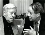 Siegfried Lenz engagierte sich politisch und war seit den 1960er-Jahren mit Helmut Schmidt befreundet. 1970 begleitete er Kanzler Willy Brandt auf dessen historische Reise nach Polen, die durch Brandts Kniefall am Denkmal im ehemaligen Warschauer Ghetto weltber&uuml;hmt wurde.