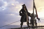 Captain Jack Sparrow (Johnny Depp) ist Pirat mit Leib und Seele und einem zweifelhaften Ruf. Als ihm von Captain Barbossa sein Schiff Black Pearl geklaut wird, macht er sich in einem windigen Pott auf, sich das schnellste Schiff der britischen Flotte anzueignen ...