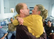 Rita (Gaby K&ouml;ster) ist &uuml;bergl&uuml;cklich: Sie ist nicht mehr auf die Hilfe des Call-Centers angewiesen und sehr stolz auf ihren Helden Herrn Schumann (Lutz Herkenrath).