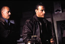 Als Chads Adoptivvater Frank (Geoffrey Lewis, li.) zuf&auml;llig auf Alex (Jean-Claude van Damme) st&ouml;&szlig;t, fasst er einen Plan: Er will die beiden Br&uuml;der wiedervereinen, damit sie den ihnen zustehenden Besitz an der Tunnelverbindung zur&uuml;ckgewinnen k&ouml;nnen.