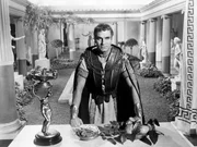 Crassus (Laurence Olivier) will sich beim r&ouml;mischen Senat als Retter Roms profilieren.