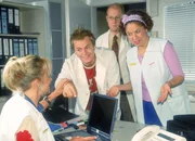 Didi (Dustin Semmelrogge, 2.v.l.) und Gisi (Franziska Traub, r.) w&uuml;rden ja gerne helfen, aber ihre Vorschl&auml;ge bringen Rita (Gaby K&ouml;ster) nicht wirklich weiter. Auch Schumann (Lutz Herkenrath) hat keine L&ouml;sung parat.