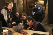 Gerade noch rechtzeitig konnten JJ (AJ Cook, l.), Rossi (Joe Mantegna, r.) und Reid (Matthew Gray Gubler, 2.v.r.) Morgan (Shemar Moore, vorne) finden und befreien ...