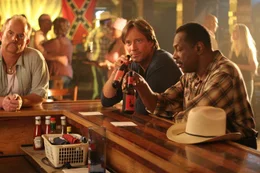 Gemeinsam mit alten Freunden versucht Nick (Kevin Sorbo, M.), wieder Gerechtigkeit in seiner Heimatstadt zu schaffen ...