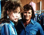 Susan (Jenny Sullivan, l.) und Jonathan (Michael Landon, r.) suchen neue Kleidung f&uuml;r Nguyen aus.