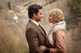 Noch h&auml;ngt der Himmel voller Geigen f&uuml;r die frisch verheirateten Pembertons (Jennifer Lawrence, r. und Bradley Cooper, l.). Doch der Aufbau eines Holzf&auml;ller-Imperiums fordert einen hohen Tribut ...