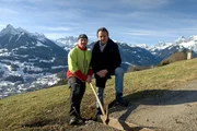 In der idyllischen Gemeinde Bartholom&auml;berg in Vorarlberg gibt es die sogenannten Hand- und Zugdienste. Hanno Settele (r.) trifft Wolfgang Fitsch, der Regenrinnen reinigt und so seinen Gemeindebeitrag leistet.
