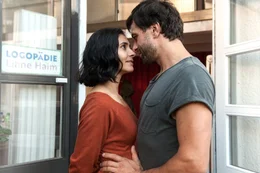Kommen sich unerwarteterweise immer n&auml;her: die Nachbarn Liane (Pegah Ferydoni, l.) und Florian (Kai Schumann, r.) ...