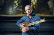 Mit einer seltenen Gitarre offenbart Sting seine Liebe zu den alten Meistern, während er zu Rembrandts "Die Nachtwache" spielt. Mit einer seltenen Gitarre offenbart Sting seine Liebe zu den alten Meistern, während er zu Rembrandts "Die Nachtwache" spielt.