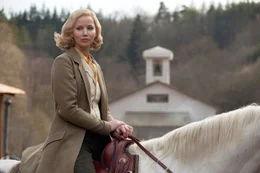Schon bald erweist sich Serena (Jennifer Lawrence) ihrem Mann als ebenb&uuml;rtig: Sie kontrolliert die Arbeiter der Holzhandlung, verwaltet die Finanzen des Unternehmens und entwickelt neue und lukrative Gesch&auml;ftsstrategien ...